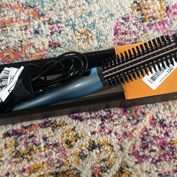 Phoebe Curling Iron Brush
1 Inch Ceramic Tourmaline Barrel
360 swivel power - Picture 2 of 2